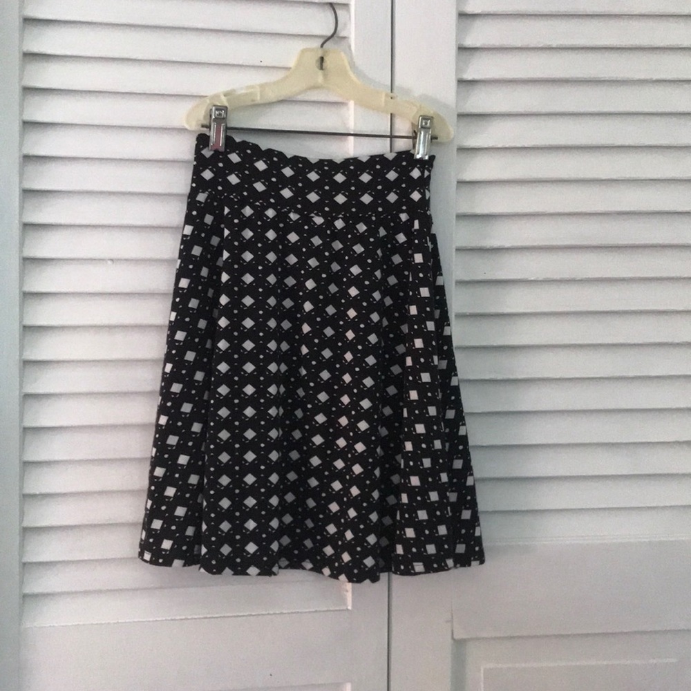 A diamond black and white LuLuRoe skirt.